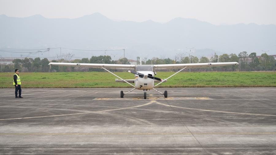 Vista de una avioneta Cessna 172 estacionada en un aeropuerto de la municipalidad de Chongqing, en el suroeste de China, el 13 de marzo de 2024. (Xinhua/Li Fuyu)