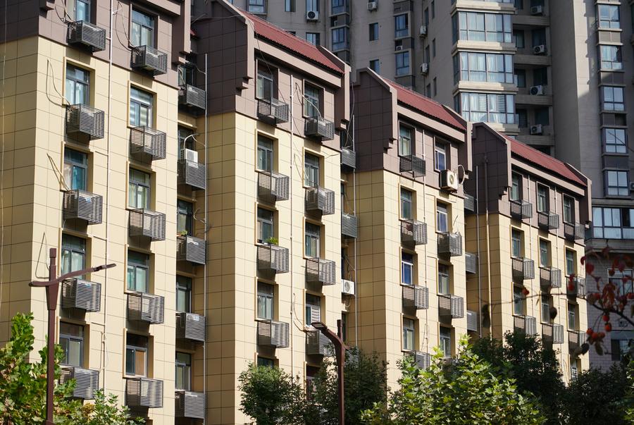 Esta foto de archivo muestra un edificio residencial renovado en una comunidad del distrito de Yanta en Xi'an, capital de la provincia noroccidental china de Shaanxi. (Xinhua/Shao Rui)