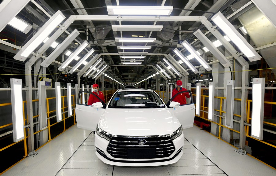 Imagen de archivo de trabajadores laborando en la línea de montaje en una fábrica del fabricante de automóviles BYD Auto en Xi'an, provincia de Shaanxi, en el noroeste de China. (Xinhua/Liu Xiao)