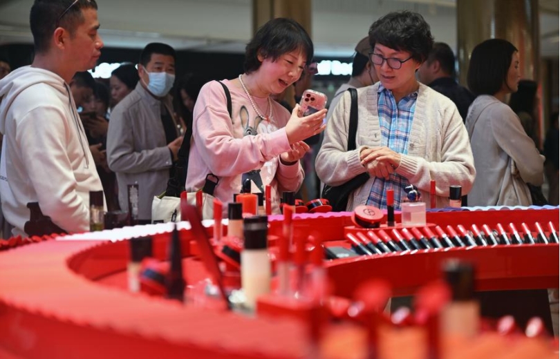 Visitantes compran en el Complejo Comercial Internacional Libre de Impuestos de Haikou, capital de la provincia insular de Hainan, en el sur de China, el 11 de febrero de 2024. (Xinhua/Guo Cheng)