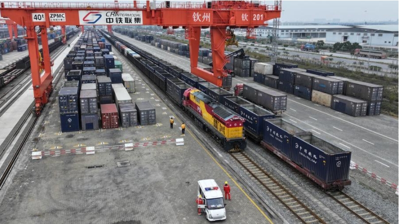 Panorámica aérea de una terminal ferroviaria de contenedores en la ciudad de Qinzhou, en la región autónoma de la etnia zhuang de Guangxi, sur de China, el 1 de marzo de 2024. (Xinhua/Zhang Ailin)