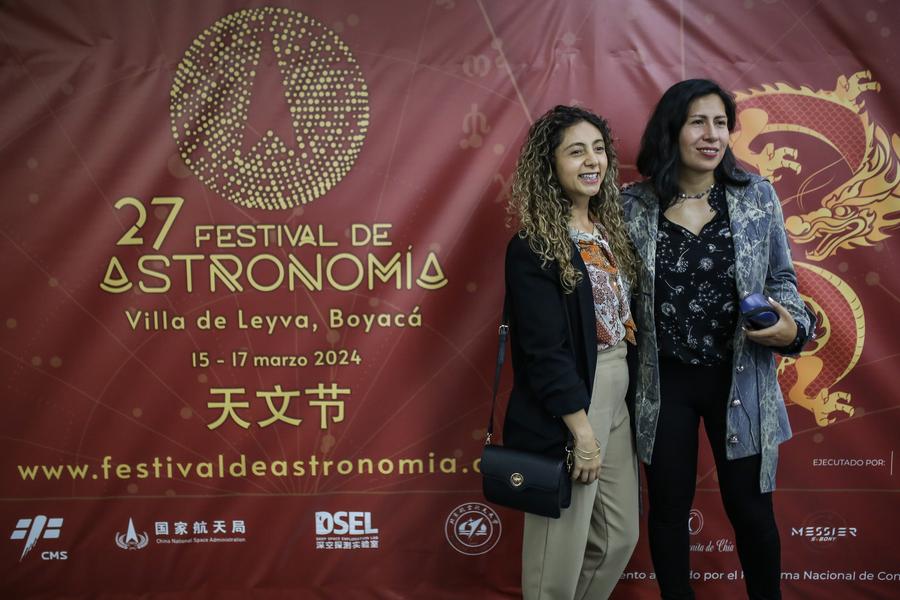 Imagen del 29 de febrero de 2024 de dos mujeres posando durante el lanzamiento de la edición número 27 del Festival de Astronomía de Villa de Leyva, en el Planetario de Bogotá, en la ciudad de Bogotá, Colombia. (Xinhua/Str) 