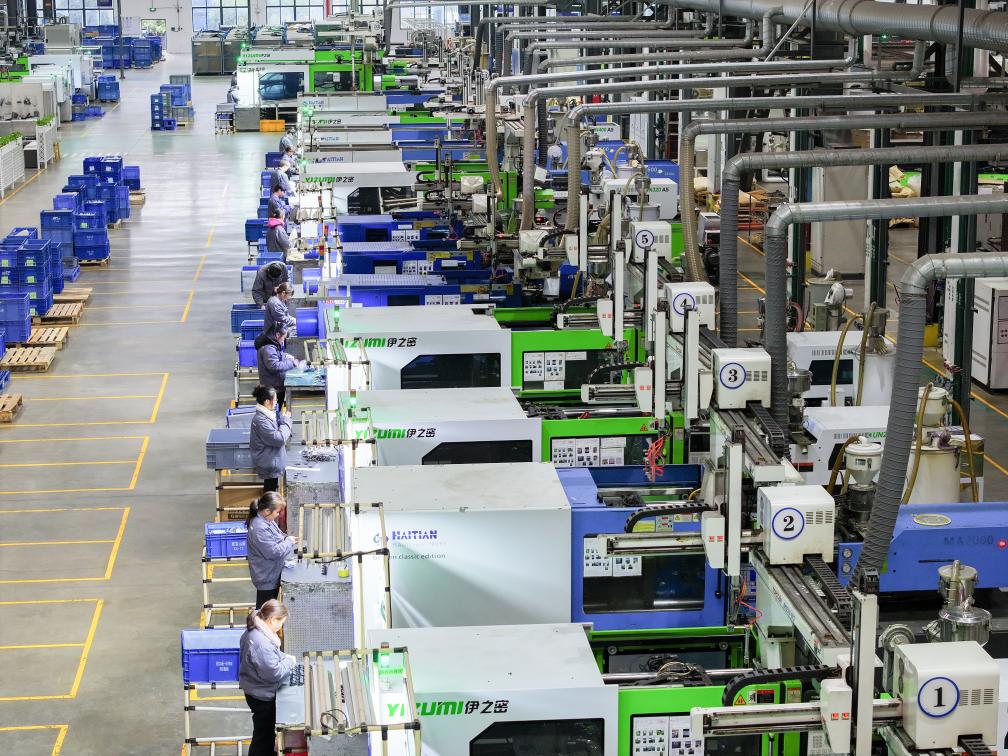 Imagen del 1 de febrero de 2024 muestra a personas trabajando en una fábrica de autopartes en la ciudad de Liuyang, provincia central china de Hunan. (Xinhua/Chen Zeguo)