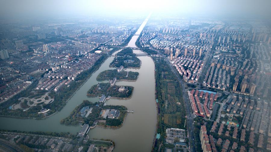 Vista aérea del proyecto de conservación de agua de Jiangdu a lo largo de la ruta oriental del proyecto de trasvase de agua de sur al norte en Yangzhou, provincia de Jiangsu, en el este de China, el 30 de octubre de 2023. (Xinhua/Liu Shiping)