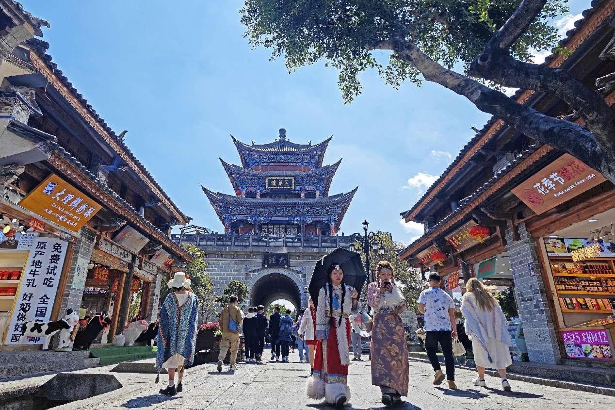 Los turistas visitan una calle peatonal en la prefectura autónoma Bai de Dali, en la provincia de Yunnan, en el suroeste de China. (Foto de Liu Debin/Diario del Pueblo digital)