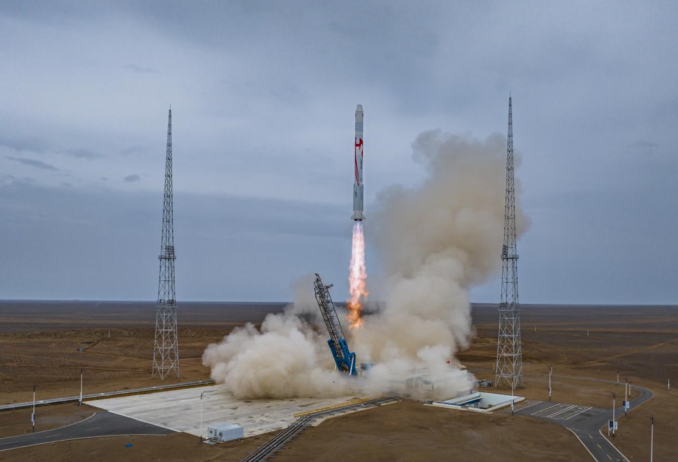 El cohete portador Zhuque-2 desarrollado independientemente por el proveedor privado chino de lanzamiento espacial LandSpace despega desde el Centro de Lanzamiento de Satélites de Jiuquan en el noroeste de China el 12 de julio de 2023. Es el primer cohete del mundo propulsado por combustible líquido de oxígeno y metano y entró con éxito en su órbita planificada. (Foto del sitio web oficial de LandSpace)