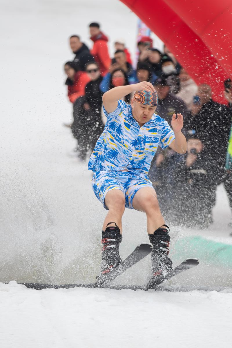 Festival de Esquí del Cerdo Desnudo atrae multitudes en Jilin