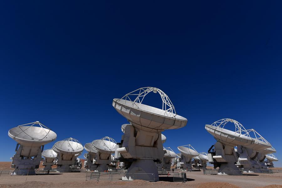Imagen del 27 de marzo de 2019 de antenas del Atacama Large Millimeter/Submillimeter Array (ALMA) en los terrenos del llano de Chajnantor, en San Pedro de Atacama, en la Región de Antofagasta, Chile. (Xinhua/Jorge Villegas) 