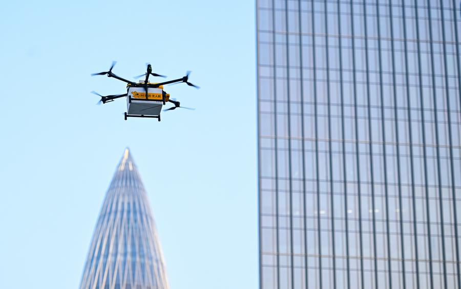 Un dron no tripulado de entrega de alimentos realiza un servicio en Shenzhen, ciudad de la provincia meridional china de Guangdong, el 24 de noviembre de 2023. (Xinhua/Mao Siqian)