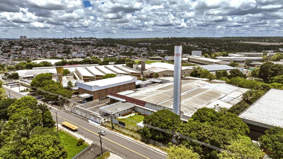 Esta foto aérea, tomada con un dron el 12 de marzo de 2024, muestra la fábrica de baterías de BYD en Manaos, capital del estado de Amazonas de Brasil. (Xinhua/Wang Tiancong)