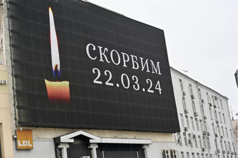 Imagen del 23 de marzo de 2024 de un cartel mostrando la imagen de una vela en señal de duelo por las víctimas de un atentado terrorista, en Moscú, Rusia. (Xinhua/Cao Yang)