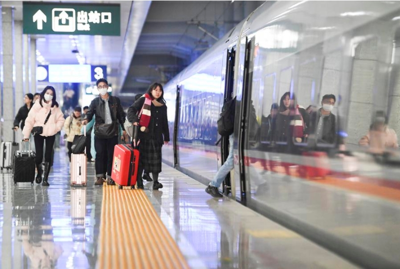 Pasajeros abordan un tren en la Estación Ferroviaria de Shapingba, en la municipalidad suroccidental china de Chongqing, el 17 de febrero de 2024. (Xinhua/Wang Quanchao)
