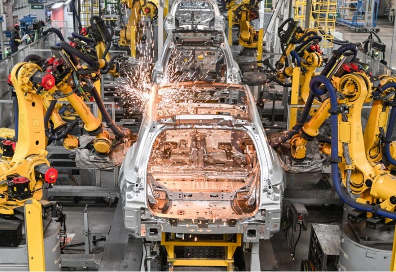 Robots sueldan carrocerías en una línea de montaje del fabricante chino de vehículos eléctricos Li Auto Inc., en Changzhou, ciudad de la provincia oriental china de Jiangsu, el 10 de enero de 2024. (Xinhua/Ji Chunpeng)