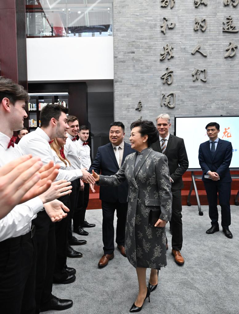 Peng Liyuan se reúne con estudiantes y maestros alemanes en Beijing