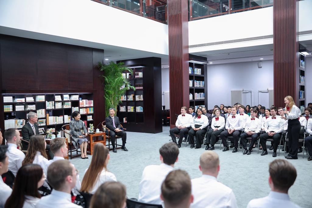 Peng Liyuan se reúne con estudiantes y maestros alemanes en Beijing