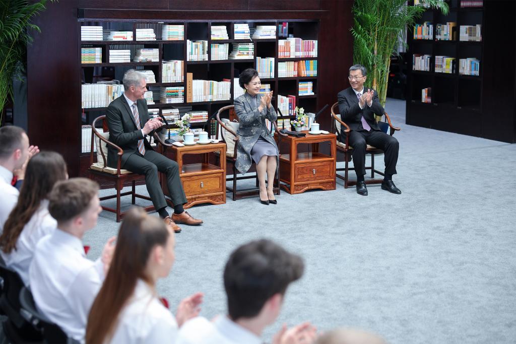 Peng Liyuan se reúne con estudiantes y maestros alemanes en Beijing