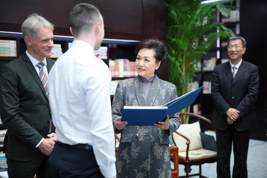 Peng Liyuan se reúne con estudiantes y maestros alemanes en Beijing