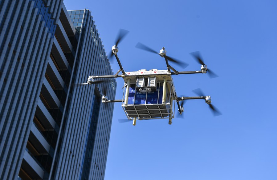 Un dron que transporta sangre despega hacia el Octavo Hospital Afiliado de la Universidad Sun Yat-sen desde el Centro de Sangre de Shenzhen, en Shenzhen, en la provincia de Guangdong, en el sur de China, el 19 de enero de 2024. (Xinhua/Mao Siqian)