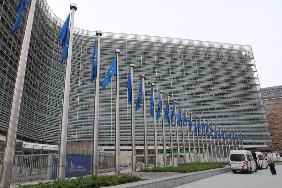 Una mujer camina frente a la sede de la Comisión Europea en el Barrio Europeo de Bruselas, Bélgica, el 19 de julio de 2020. (Xinhua/Zheng Huansong)