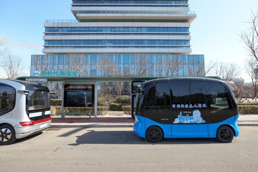 Un autobús inteligente conectado pasa junto a una estación de autobús en la ciudad tecnológica Beijing-Tianjin Zhongguancun en Tianjin, en el norte de China, el 22 de febrero de 2024. (Xinhua/Sun Fanyue)