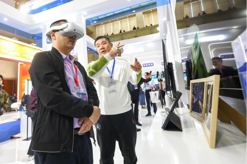 Un visitante recibe información sobre dispositivos de realidad virtual durante una exposición en la XI Convención de Audio y Video por Internet de China celebrada en Chengdu, capital de la provincia de Sichuan, en el suroeste de China, el 28 de marzo de 2024. (Xinhua/Tang Wenhao)