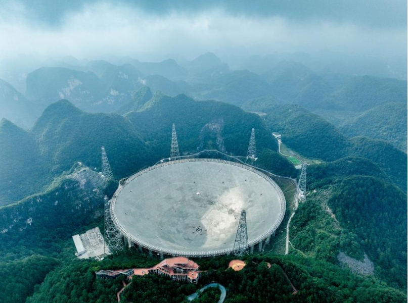 Vista aérea panorámica del radiotelescopio esférico de apertura de 500 metros (FAST, siglas en inglés) de China, en la provincia de Guizhou, en el suroeste de China, el 26 de julio de 2023. (Xinhua/Ou Dongqu)