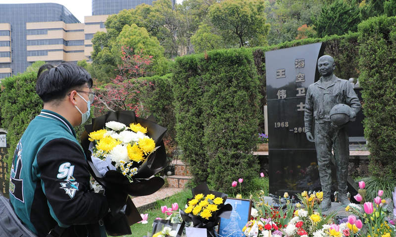 La gente sostiene flores en la tumba del mártir Wang Wei en Hangzhou, provincia de Zhejiang, en el este de China, el 1 de abril de 2022. Foto: cnsphoto