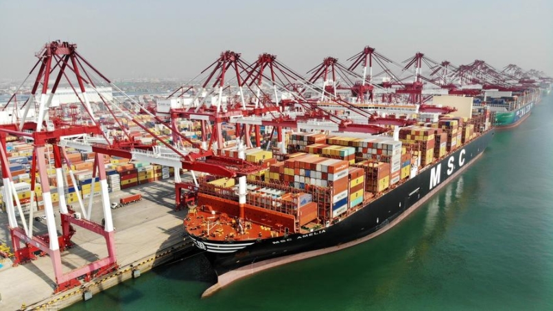 Vista aérea fotografiada por un drone de un barco de carga atracado en el puerto de Qingdao, provincia de Shandong, en el este de China, el 13 de marzo de 2024. (Xinhua/Li Zheng)