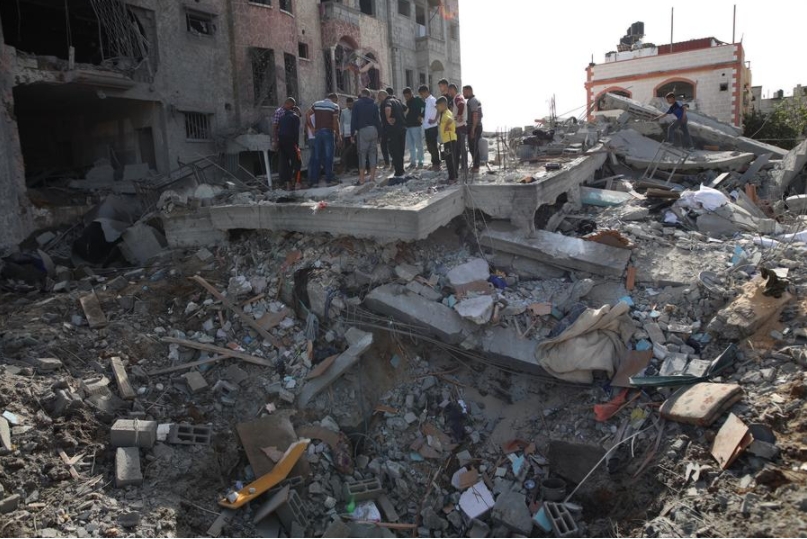 Personas permanecen sobre los escombros después de ataques aéreos israelíes en el campo de refugiados palestinos de Maghazi, en el centro de la Franja de Gaza, el 31 de marzo de 2024. (Xinhua)