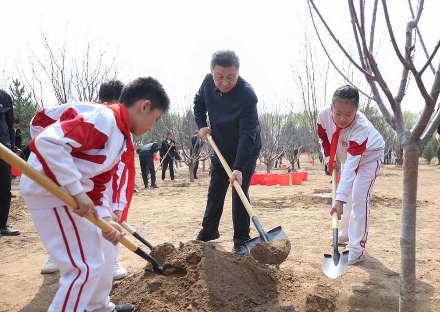 Xi planta árboles en Beijing, instando a esfuerzos nacionales de forestación para una China hermosa