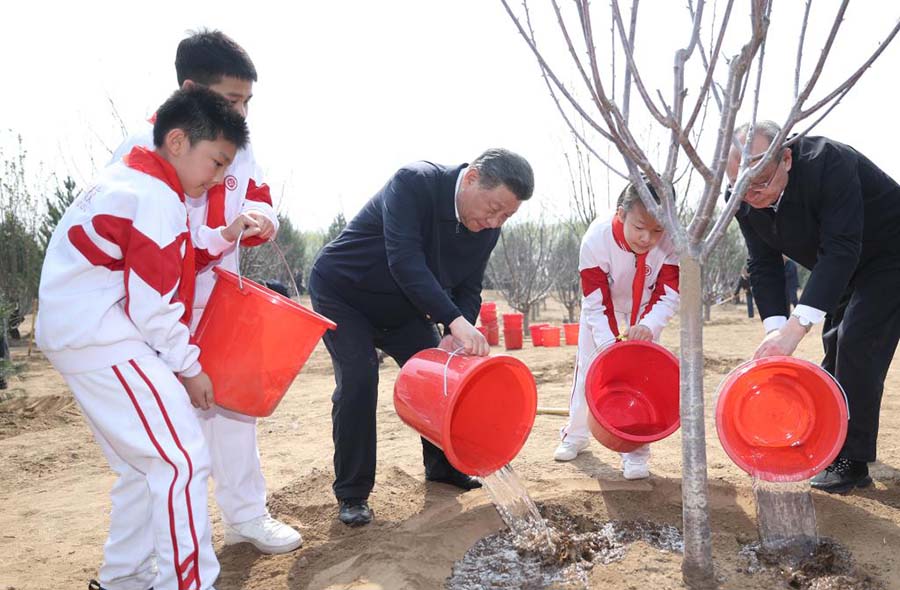 Xi planta árboles en Beijing, instando a esfuerzos nacionales de forestación para una China hermosa