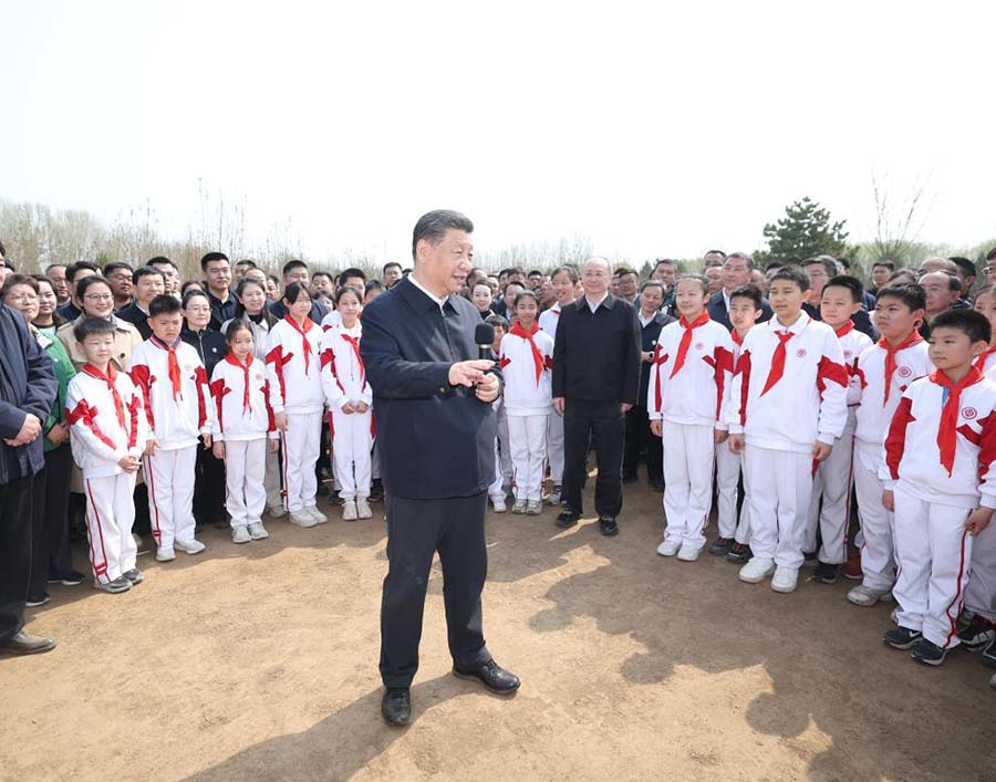 Xi planta árboles en Beijing, instando a esfuerzos nacionales de forestación para una China hermosa