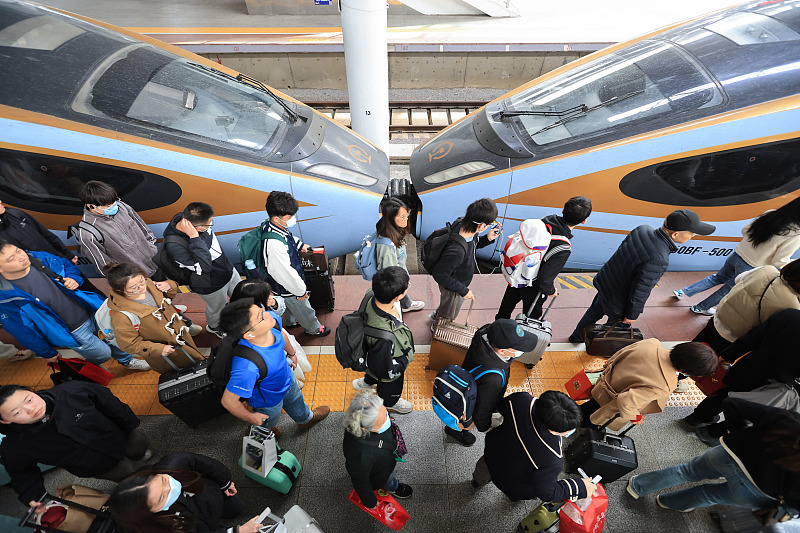 Los pasajeros hacen fila para abordar un tren de alta velocidad en una estación de tren en Nanjing, provincia oriental china de Jiangsu, el 6 de abril de 2024, el último día de las vacaciones del Festival Qingming. Alrededor de 119 millones de viajes turísticos nacionales se realizaron durante las vacaciones. Foto: VCG