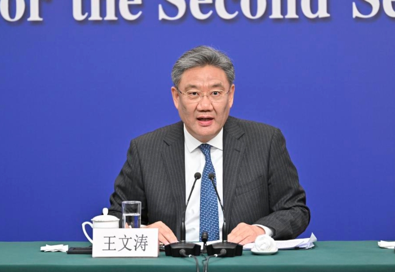 Wang Wentao, ministro de Comercio chino, habla con los medios durante una conferencia de prensa, en el marco de la segunda sesión de la XIV Asamblea Popular Nacional, en Beijing, capital de China, el 6 de marzo de 2024. (Xinhua/Li Xin)