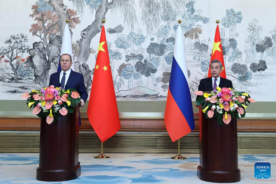 Cancilleres de China y Rusia sostienen conversaciones