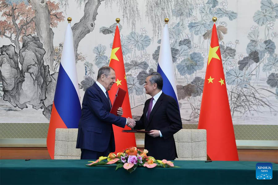 Cancilleres de China y Rusia sostienen conversaciones