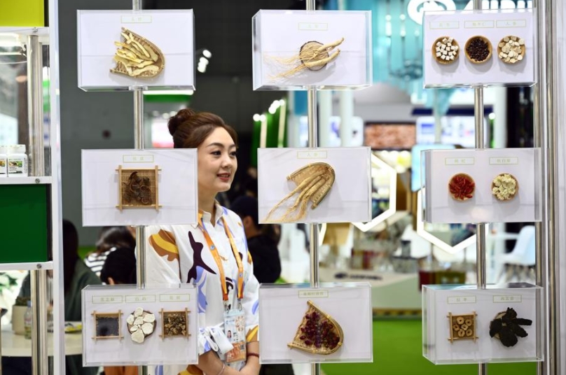 Hierbas chinas se exhiben en el estand de Amway en la VI Exposición Internacional de Importaciones de China (CIIE) en Shanghai, en el este del país, el 7 de noviembre de 2023. (Xinhua/Jin Liangkuai)