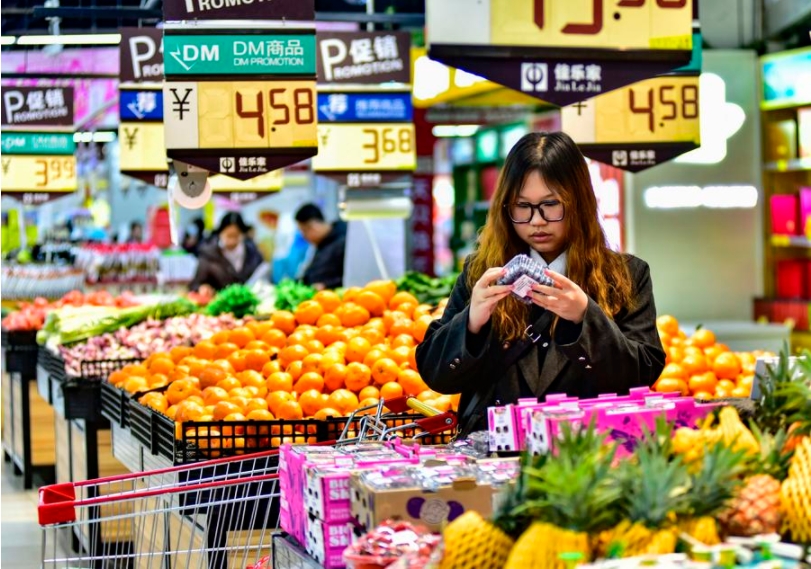 Una cliente hace compras en un supermercado en Qingzhou, en la provincia oriental china de Shandong, el 9 de marzo de 2024. (Xinhua/Wang Jilin)