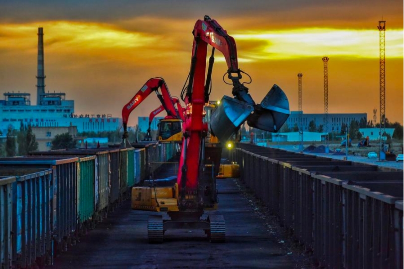 Un grupo de máquinas pinzas traslada carga a granel en un depósito de transferencia de la estación de Horgos, en la región autónoma uygur de Xinjiang, en el noroeste de China, el 6 de septiembre de 2023. (Xinhua/Zhao Ge)