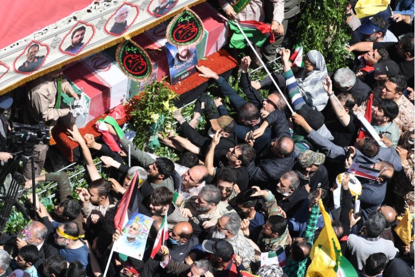 Personas participan en una procesión funeral por los siete iraníes asesinados en el ataque israelí a la sección consular de la Embajada iraní en la capital siria, Damasco, en el Día Internacional de Quds, en Teherán, Irán, el 5 de abril de 2024. (Xinhua/Shadati)
