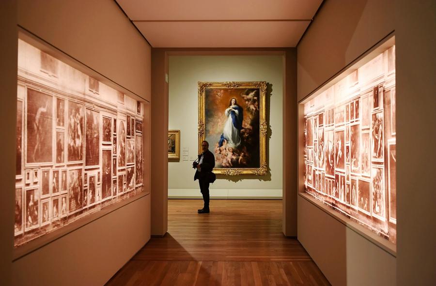 Imagen del 16 de noviembre de 2018, de un hombre visitando el Museo del Prado, en Madrid, España. (Xinhua/Guo Qiuda) 