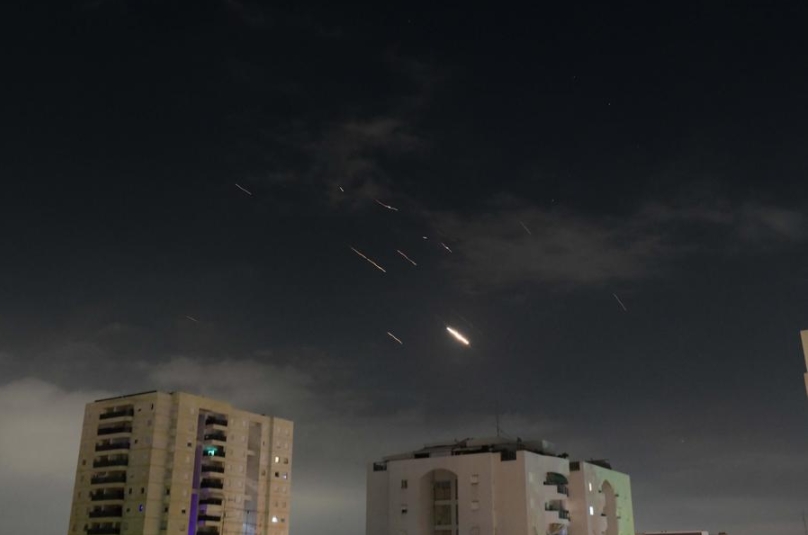 Imagen del 14 de abril de 2024 de llamaradas de explosiones en el cielo de Jerusalén, mientras el sistema antimisiles Cúpula de Hierro de Israel intercepta misiles y drones de Irán. (Xinhua/Jamal Awad)