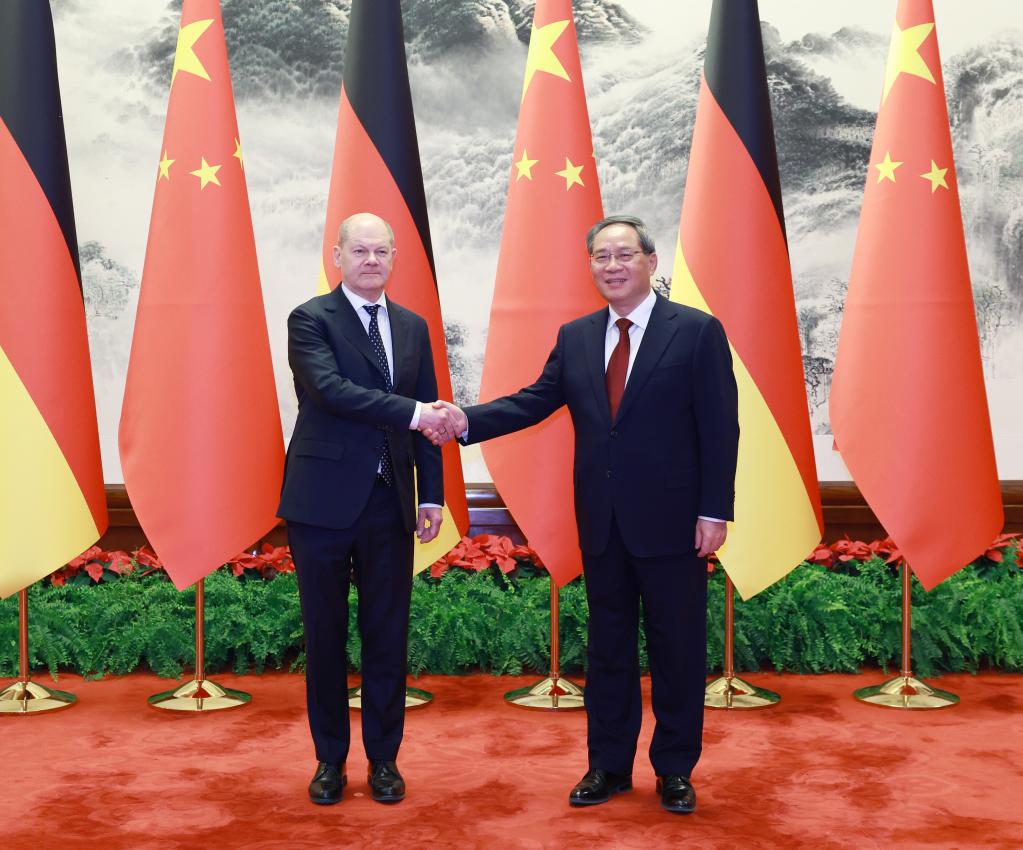 Primer ministro chino sostiene conversaciones con canciller alemán y pide nuevo nivel de relaciones bilaterales