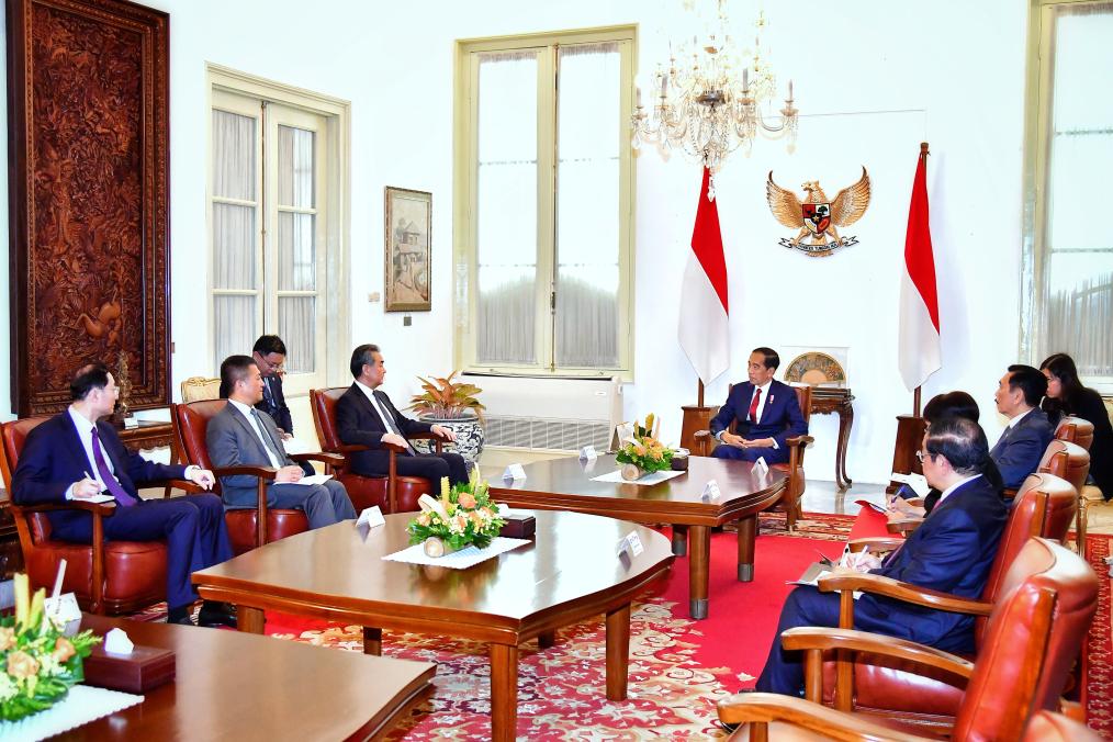 China apoya a Indonesia en jugar papel como gran país, según Wang Yi