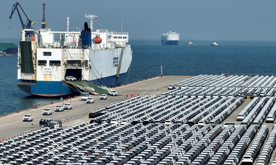 Imagen aérea tomada con un dron el 1 de abril de 2024 de vehículos comerciales que serán cargados para su exportación en el Area de la Bahía de Zhifu del puerto de Yantai, en la provincia de Shangdong, en el este de China. (Xinhua/Li Ziheng)