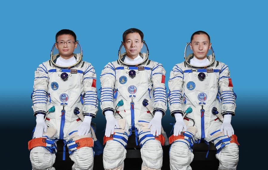 Los astronautas chinos Jing Haipeng (centro), Zhu Yangzhu (derecha) y Gui Haichao, quienes llevaron a cabo la misión de la nave espacial Shenzhou-16. (Xinhua) 