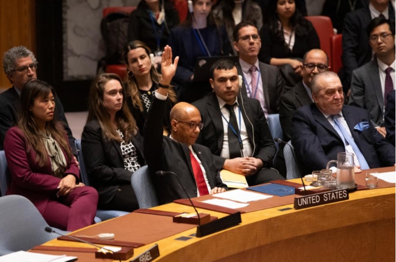 El representante permanente adjunto de Estados Unidos ante la ONU, Robert Wood (i-frente), vota en contra de un proyecto de resolución que recomienda a la Asamblea General de la ONU de 193 integrantes que "el Estado de Palestina sea admitido como miembro de las Naciones Unidas", en la sede de la ONU, en Nueva York, el 18 de abril de 2024. Estados Unidos votó el jueves en contra de la petición de Palestina para convertirse en miembro de pleno derecho de las Naciones Unidas en el Consejo de Seguridad. (Xinhua/Xie E)