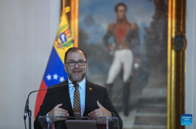 El canciller venezolano, Yván Gil, habla durante una conferencia de prensa, en Caracas, Venezuela, el 18 de abril de 2024. El Gobierno de Venezuela reiteró el jueves su rechazo a "la pretensión del gobierno de Estados Unidos de monitorear, tutelar, controlar y manipular la industria petrolera venezolana", según un comunicado leído por el canciller Yván Gil. (Xinhua/Marcos Salgado)
