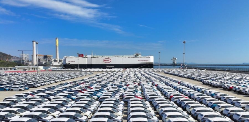 El buque portavehículos "BYD EXPLORER NO.1" llega al Puerto Logístico Internacional de Xiaomo, en Shenzhen, provincia de Guangdong, en el sur de China, el 14 de enero de 2024. (Xinhua)