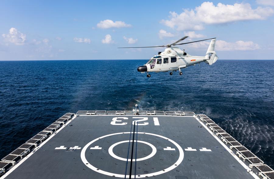 Un helicóptero despega del destructor de misiles Huainan, perteneciente a la 42ª flota de la Armada del Ejército Popular de Liberación de China, el 3 de febrero de 2023. (Xinhua/Xu Taotao)